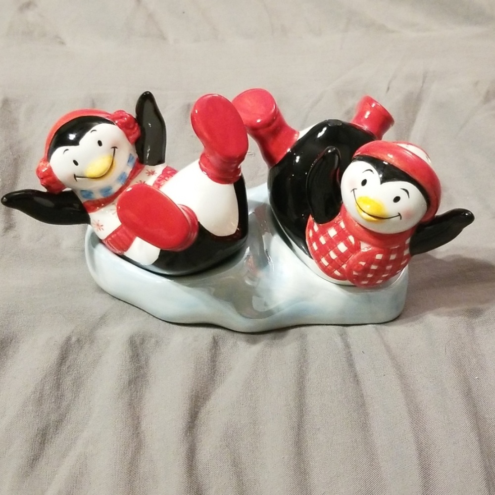 Cute smiling penguin salt and pepper shaker